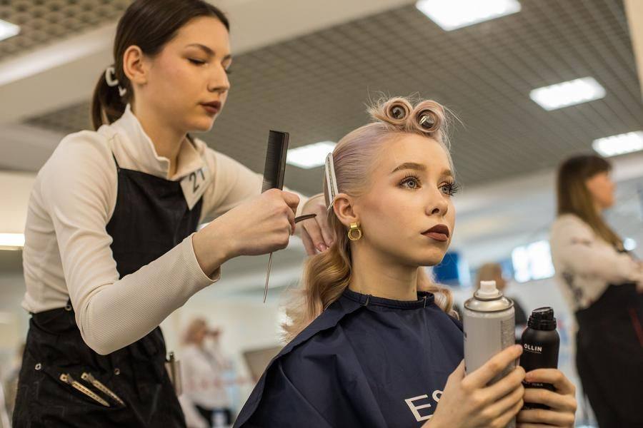 Как правило, модели им активно помогают: держат лаки, шпильки и плойки