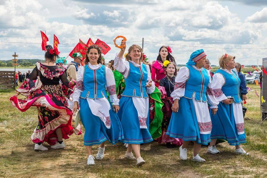 Программа начинается шествием: участники представляют поселения Петуховского округа