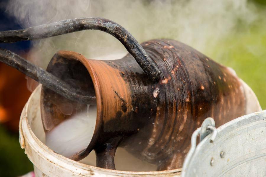 Следом изящный кувшин требует немедленного эффектного охлаждения
