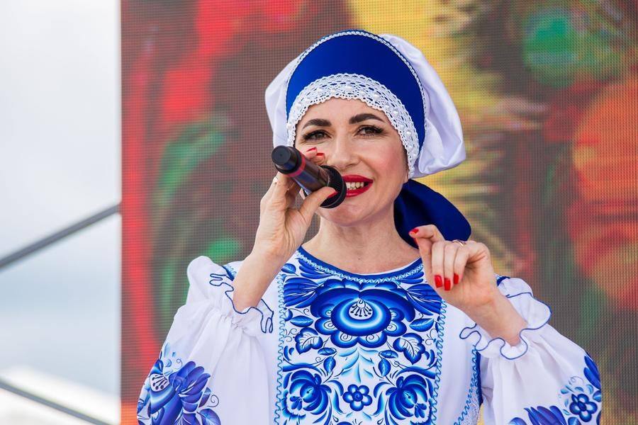 Собравшихся приветствуют артисты Центра культуры из Петухово