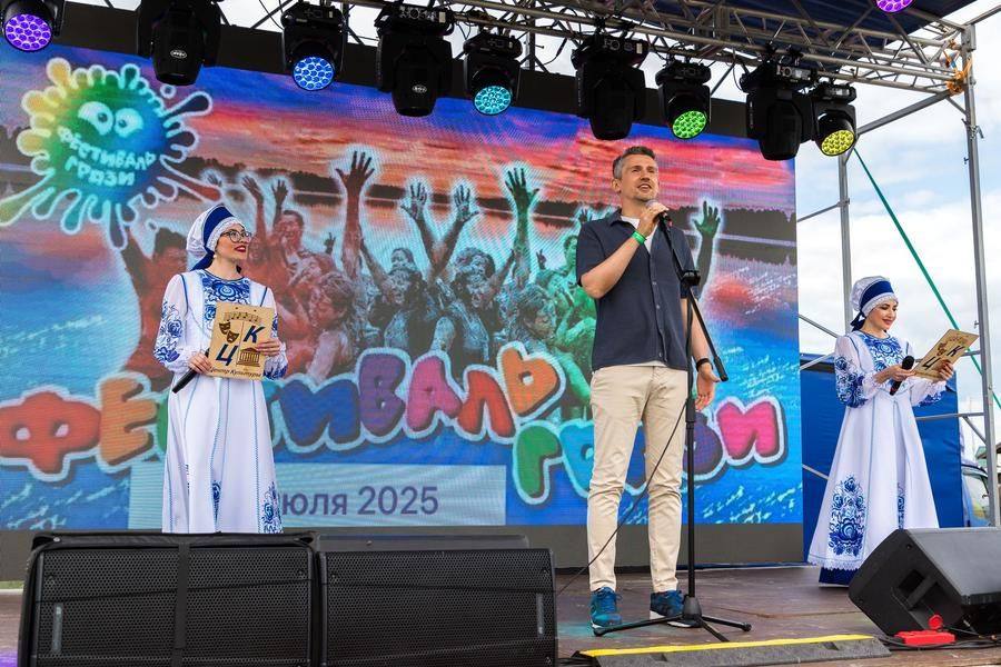 Конечно, звучат поздравления официальных лиц