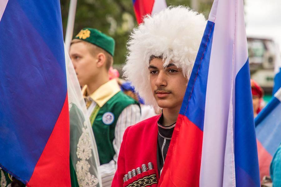 Но вот в кадре вновь белоснежная папаха на голове юноши