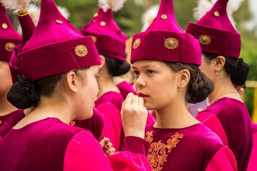 Девушкам остается только освежить губки, чтобы блистать на параде