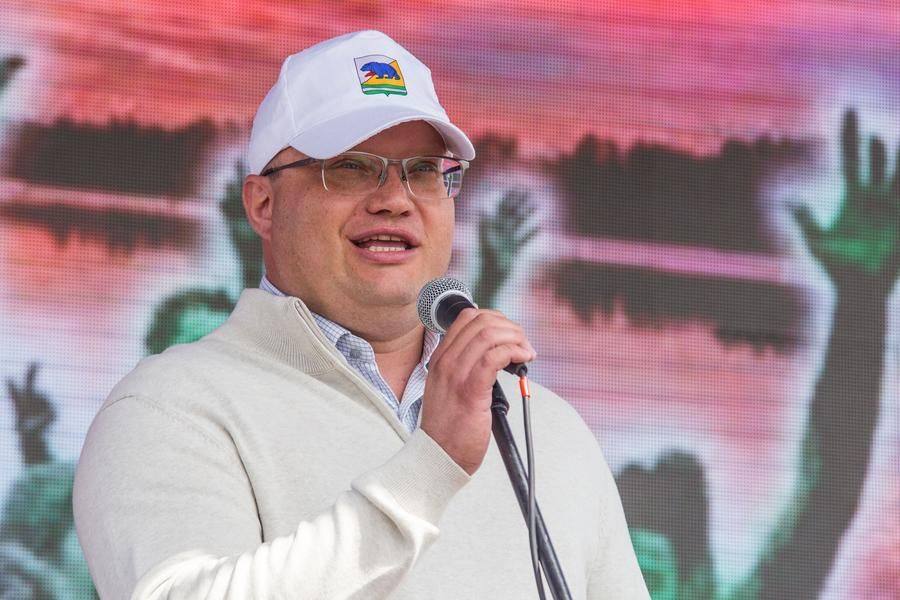 Его правой рукой на празднике стал глава округа Антон Волков