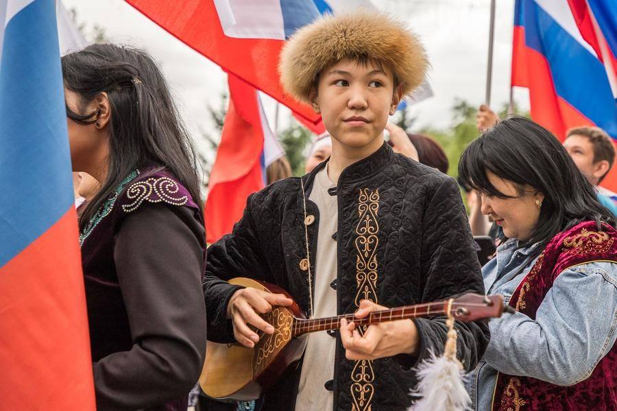 Молодым людям важно проверить звучание музыкальных инструментов