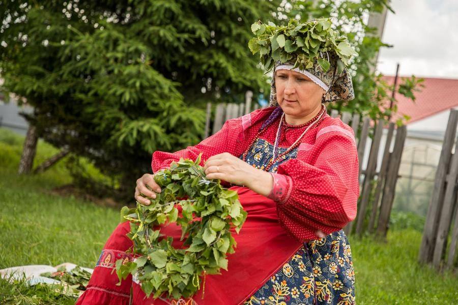 Обособленная площадка посвящена созданию березовых венков
