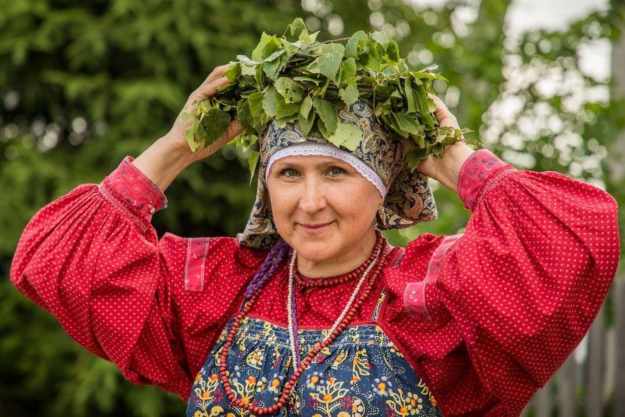 Для заветного украшения достаточно трех гибких и длинных веточек
