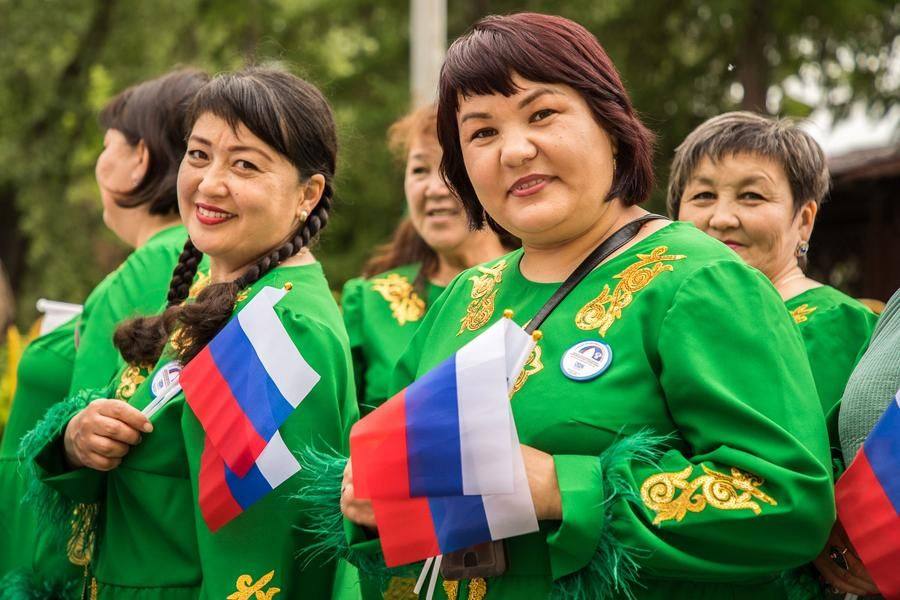 Зеленый с золотым — отличный контрастный фон для триколора