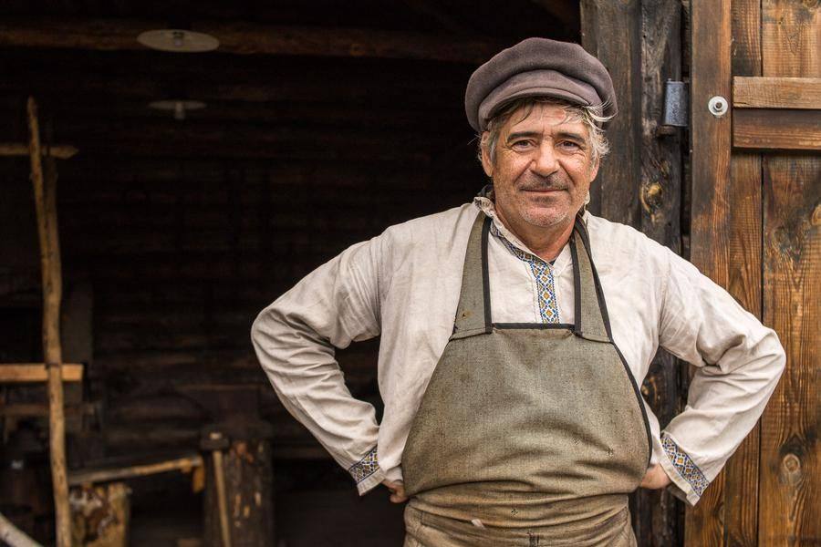 У ворот кузницы гостей встречает кузнец