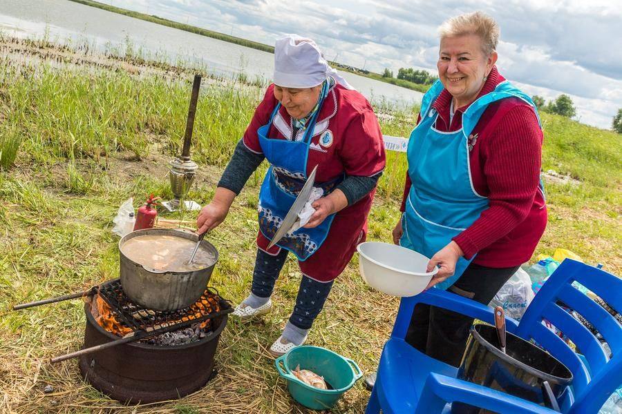 Как и следует из названия, команды готовят уху: у каждой свои секреты
