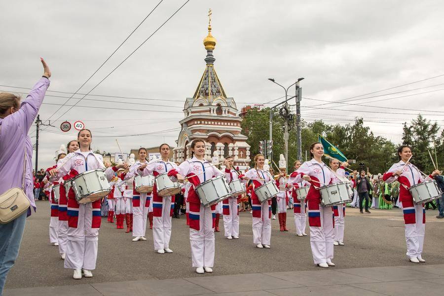 Колонна выходит на Любинский проспект