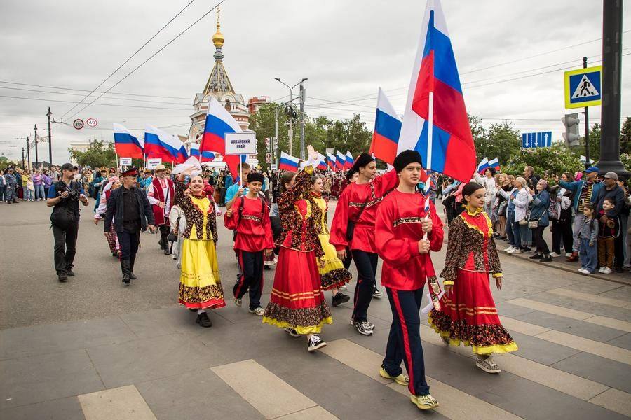 Государственный флаг сегодня — главный символ праздничного шествия