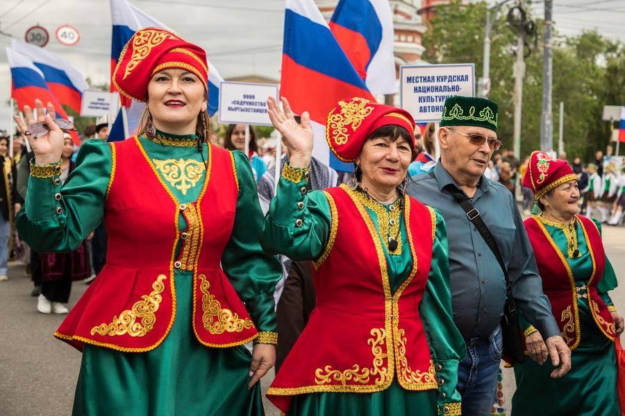 Именно он объединяет более 190 национальностей огромной страны