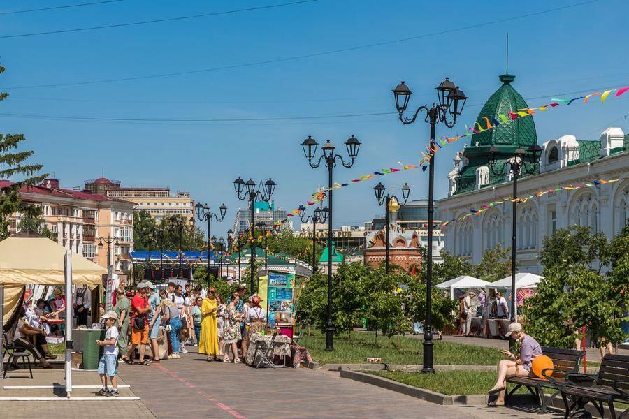 Всегда ухоженная Музейная улица в этот день особенно нарядна