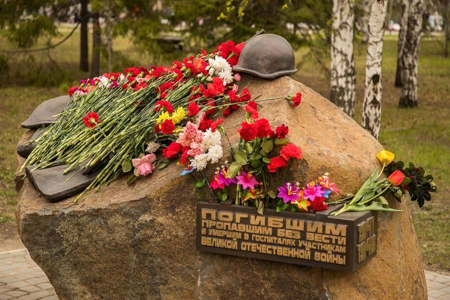 Все монументы парка в этот день утопают в цветах