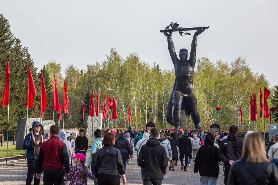 Придя в парк, многие сначала идут к памятнику Воину-освободителю