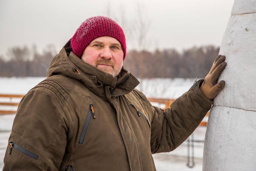 Знакомьтесь: керамист Андрей Задерий у арт-объекта, укутанного термостойким покровом