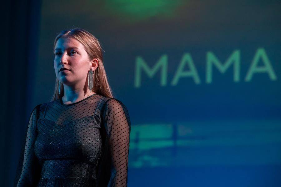 В этот день все стихи и песни посвящаются мамам