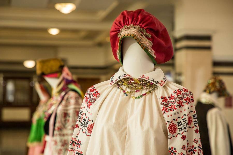 В фойе зрителей встречает экспозиция праздничных нарядов