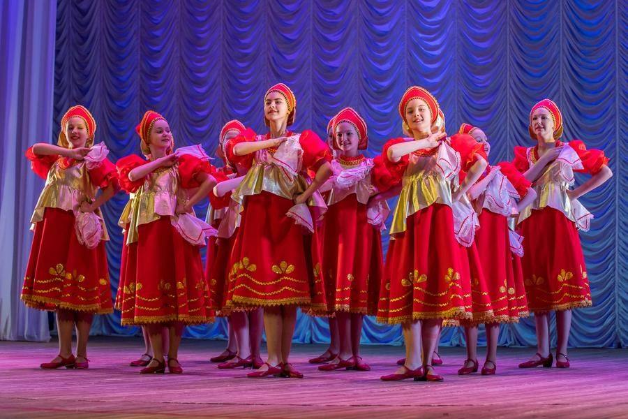 Известной «Калинкой» концерт открывает образцовая студия «Зефир» Дома дружбы