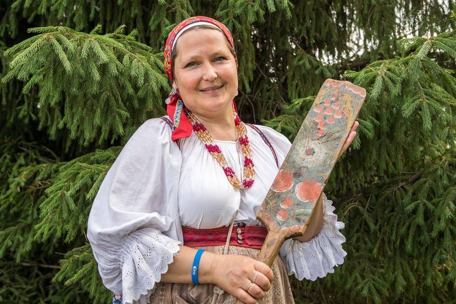 Организатор дает вводные и демонстрирует прялку с аутентичным рисунком