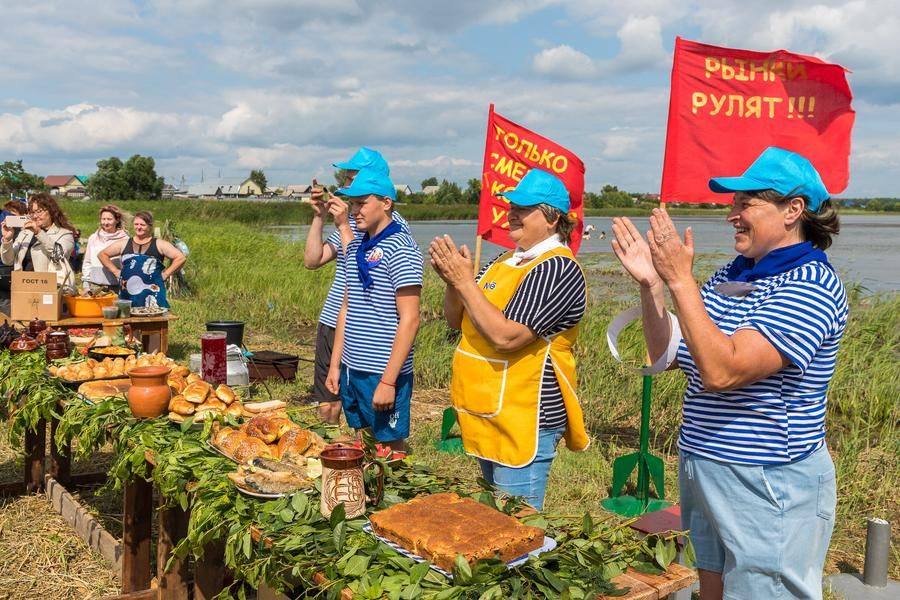 Их встречают аплодисментами