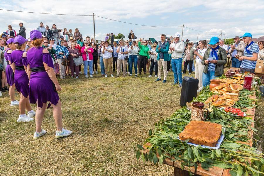 Разворачивается целое театрализованное представление…