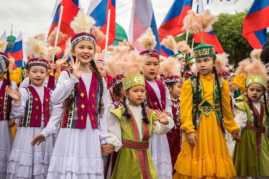 А зрителям паузы позволяют рассматривать костюмы и аксессуары во всех деталях