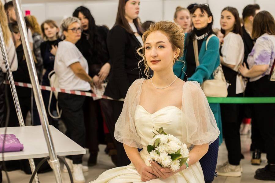 И вот все девушки словно собираются переступить порог загса