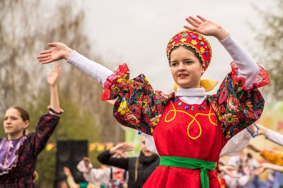 Пасмурная погода не мешает радоваться первому теплу и приближать жаркое лето