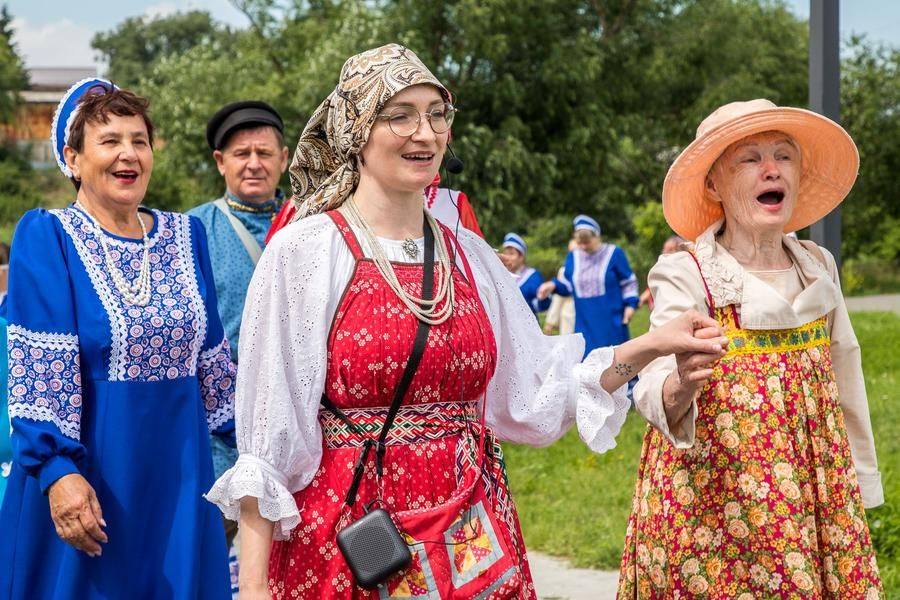 Первая активность — сибирские хороводы, на которые пригласили всех желающих
