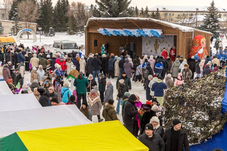Все проходит на компактной площадке у сцены: участникам прекрасно видно выступающих