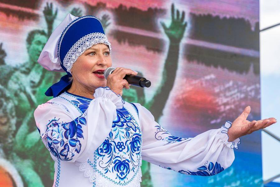 Продолжается многочасовая концертная программа