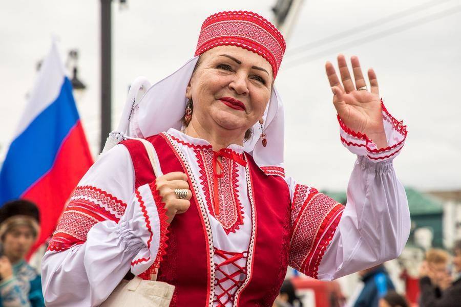 Участники парада продолжают приветствовать омичей