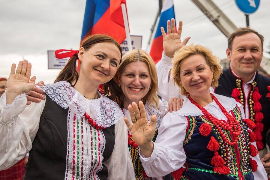 Польский культурный центр «Полонез» на марше успевает улыбнуться прессе