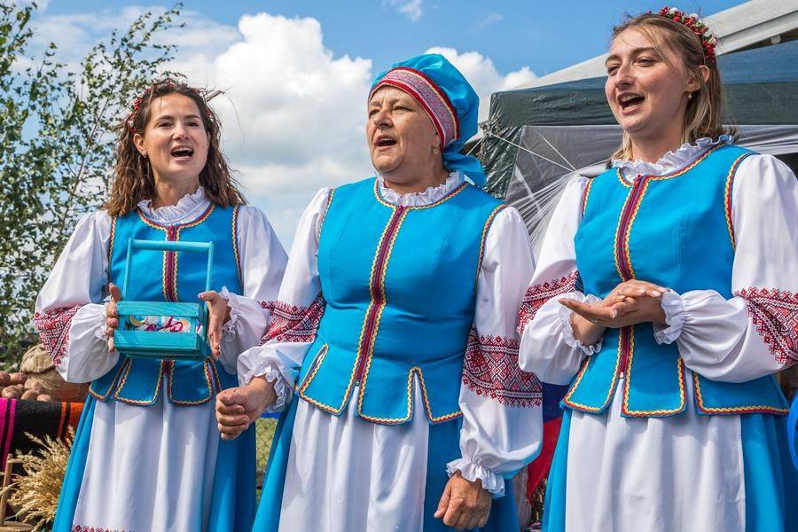 На белорусском подворье Нового Ильинского поют любимые народные песни…