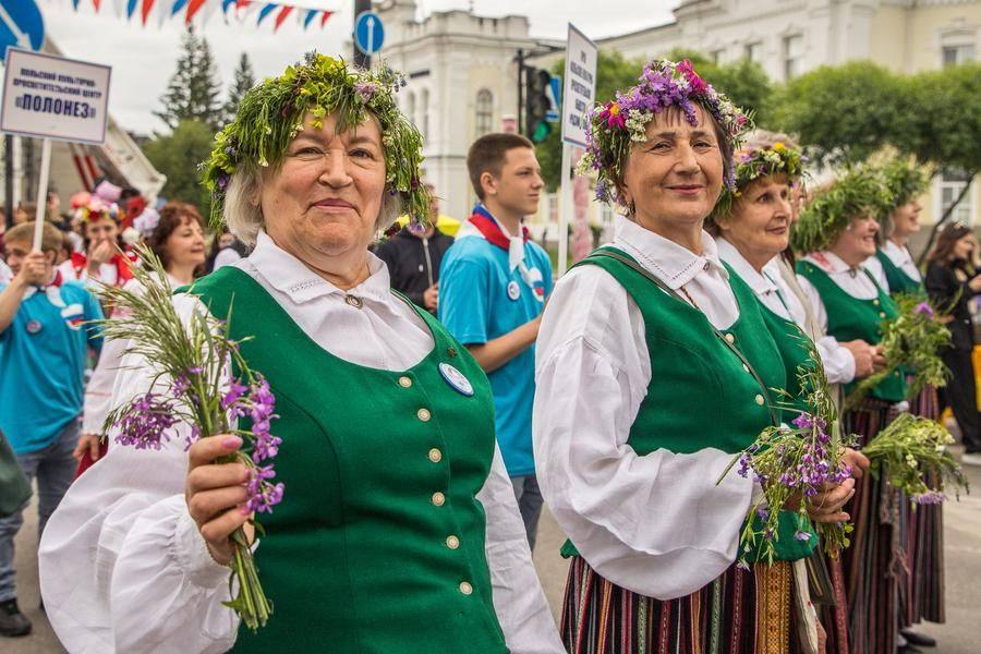 А прибалты в это же время позируют, не сбавляя шаг