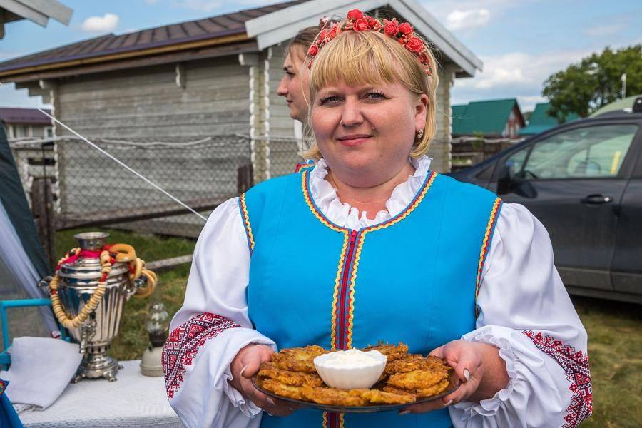 …и, конечно, угощают драниками со сметаной