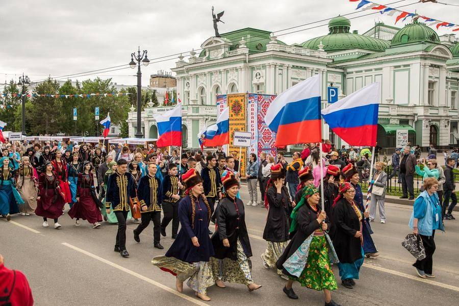 Миновали драмтеатр: до главной сцены остается каких-то сто метров