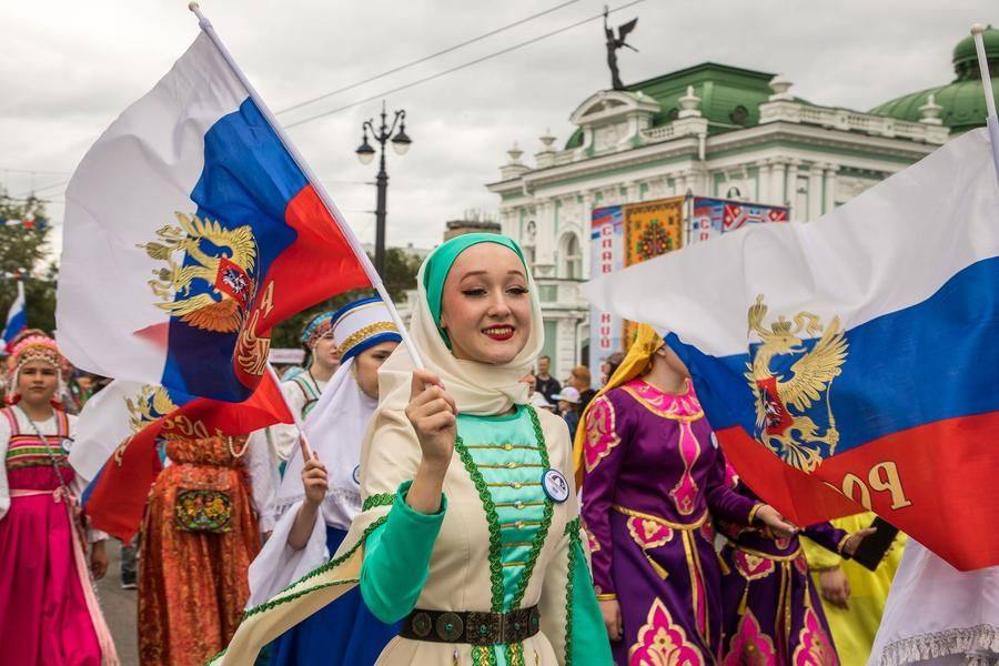 На лицах — мечтательные улыбки