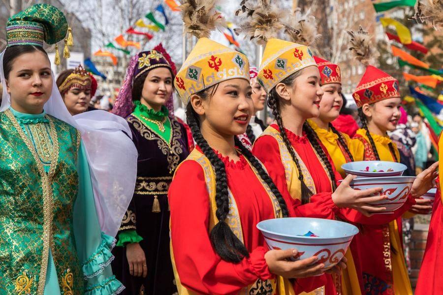 В лучах солнца яркие национальные костюмы выглядят потрясающе