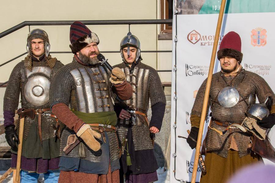 О каждом костюме в деталях рассказывает директор учреждения Василий Минин