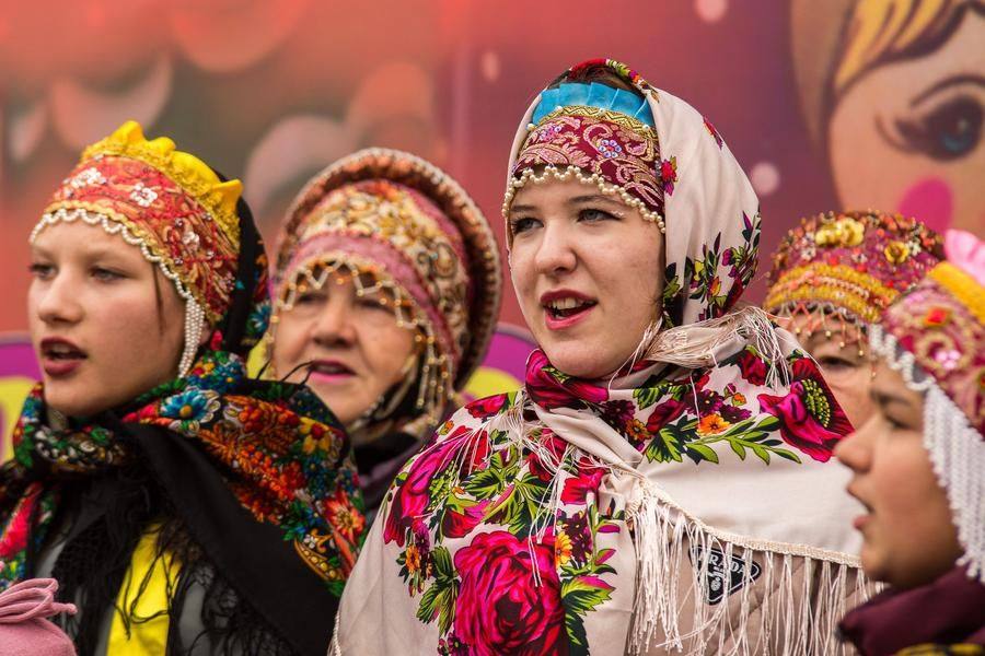 Песни звучат с двух сцен: в начале и в конце бульвара Мартынова