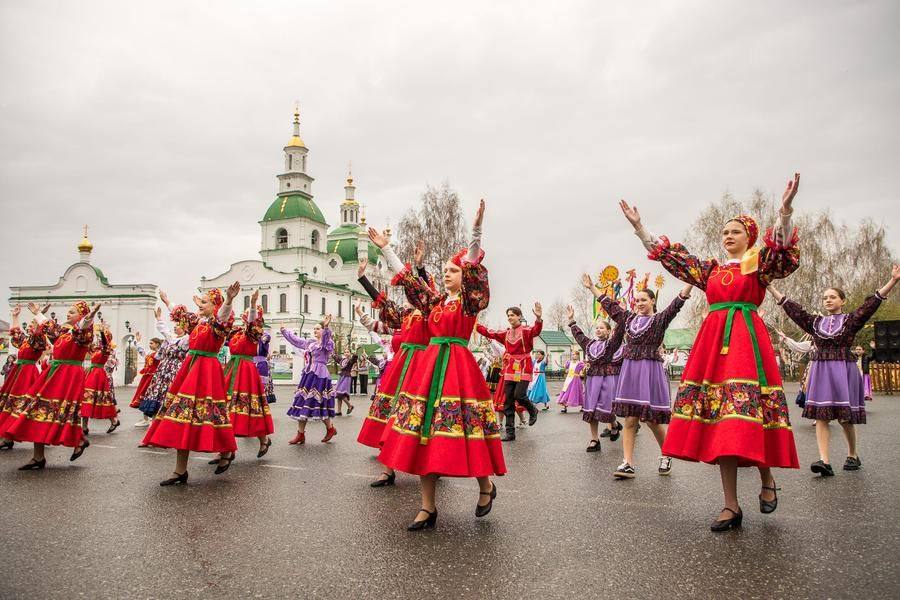 Городские творческие коллективы охотно делятся настроением с собравшимися