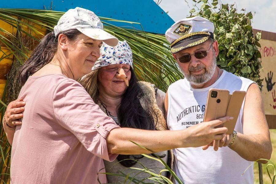Они охотно фотографируются со всеми желающими