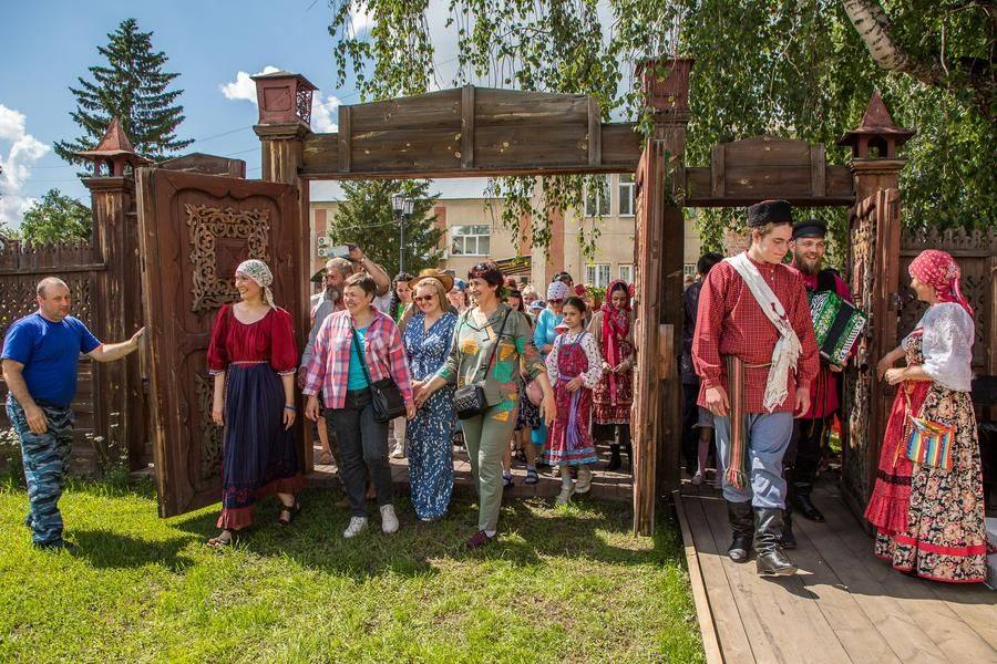 После недолгой словесной перепалки жениха со свитой пускают во двор