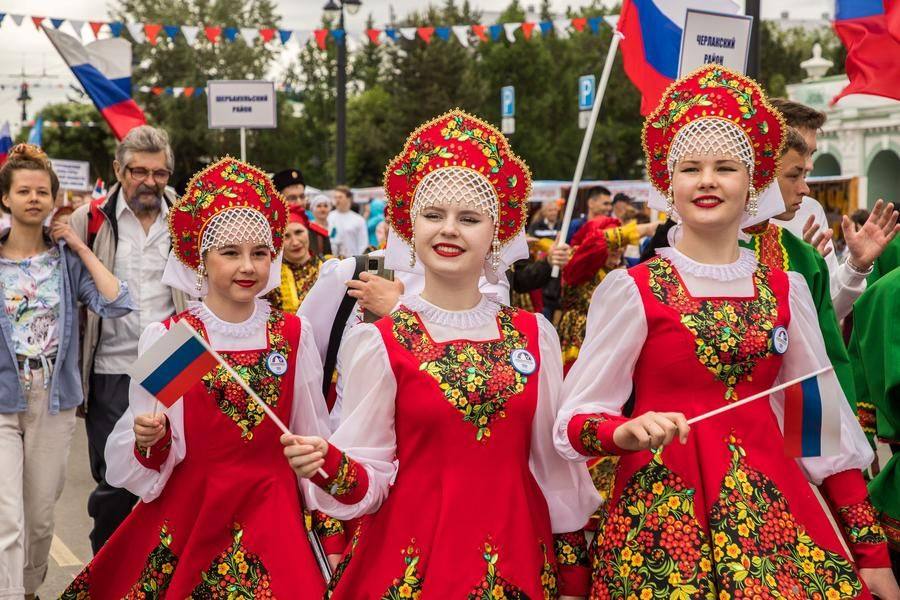Их творческие коллективы будут выступать на главной сцене и по всему проспекту