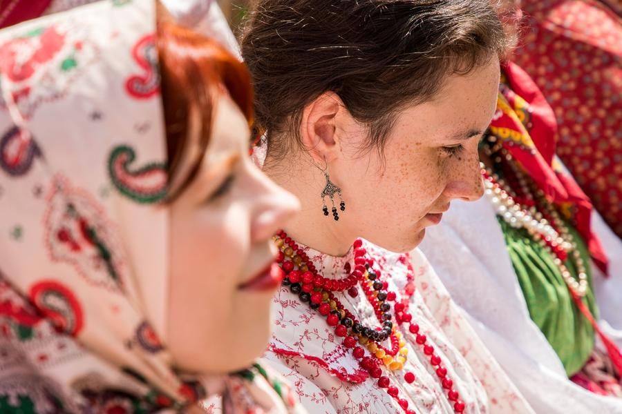 Примечательно, что практически всю церемонию невеста смиренно держит очи долу