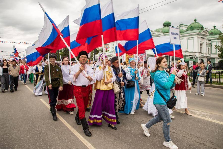 Иногда под действием ветра флаги словно образуют купол над идущими