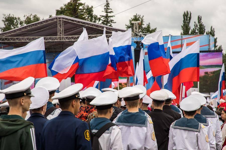 Замыкают шествие студенты, среди которых — курсанты института водного транспорта